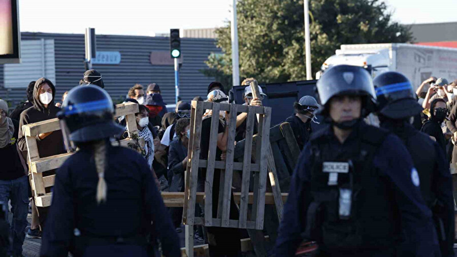 Fran​sa'da okula saldırı:  Öğretmen ve öğrenci ağır yaralandı