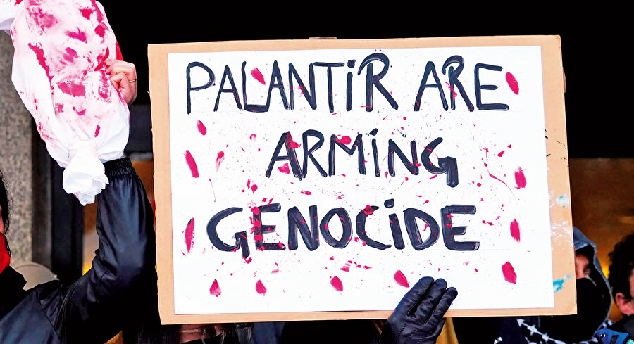2023 Ekim ayından itibaren israilin Gazze’ye yönelik saldırılarında, Palantir’in yazılımlarının IDF tarafından kullanıldığına dair raporlar zaman zaman gündeme geldi. Özellikle The Guardian, Wired ve The Intercept gibi uluslararası medya organları, Palantir’in “Gotham” adlı yazılımının, İsrail’in hedef belirleme süreçlerinde kritik bir rol oynadığını ortaya koydu.