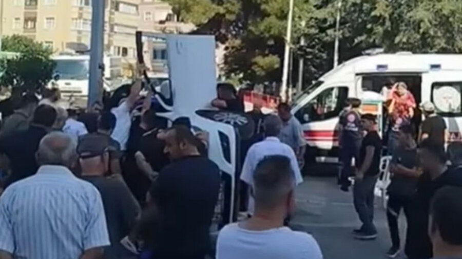 İlginç kaza: Otomobilin içine giren arı, kazaya yol açtı