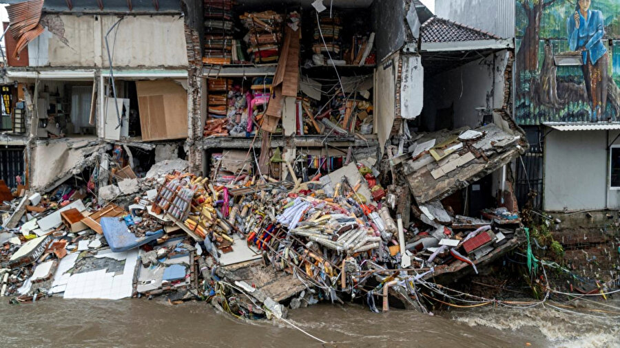 Endonezya’yı sel vurdu: 19 ölü, 10 kayıp 