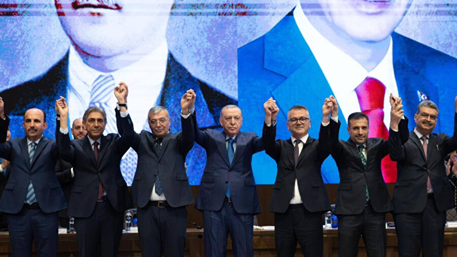 İki belediye başkanı daha AK Parti'ye katıldı.