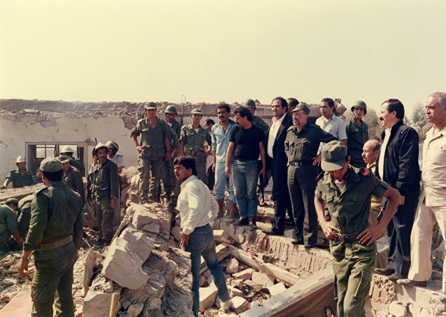 Saldırıda, Rehovot yakınlarındaki Tel Nof Üssü'nden kalkan 8 İsrailli f-15 uçağı, yaklaşık 2300 km mesafedeki hedeflerini vurarak 50 Filistinliyi ve 18 Tunusluyu öldürmüş, 100’den fazla kişiyi yaralayarak 8,5 milyon dolar maddî kayıp yaşatmıştır.