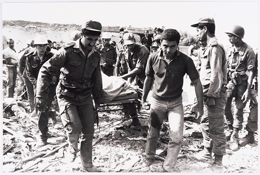 İsrail güçleri, operasyonda FKÖ'nün birçok karargâhını hedef aldı: Devlet Başkanı Yaser Arafat'ın ofisi, özel evi, 17. Kuvvet karargâhı, Cumhurbaşkanlığı Muhafızları, Filistin devrimi savaşçılarının arşivlerini barındıran askerî yönetim, malî yönetim ve Ebu Ammar'ın yoldaşlarının ve örgüt kurumlarında çalışanların bazılarının evleri. Hepsi, on dakikadan kısa bir sürede yerle bir edildi.