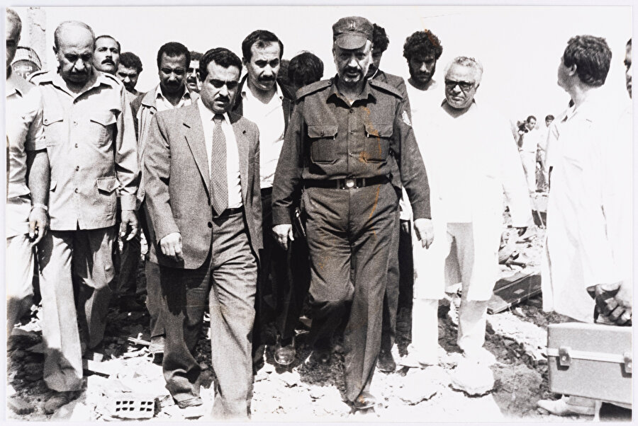 Saldırının ardından bölgeyi teftiş eden FKÖ lideri Yaser Arafat.