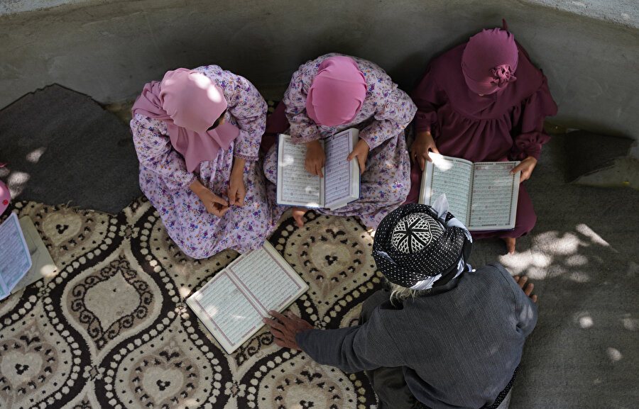 78 yaşındaki Kerküklü Muhammed Abdullah Hüseyin, hem çobanlık yapıyor hem çocuklara Kur’ân-ı Kerim öğretiyor.