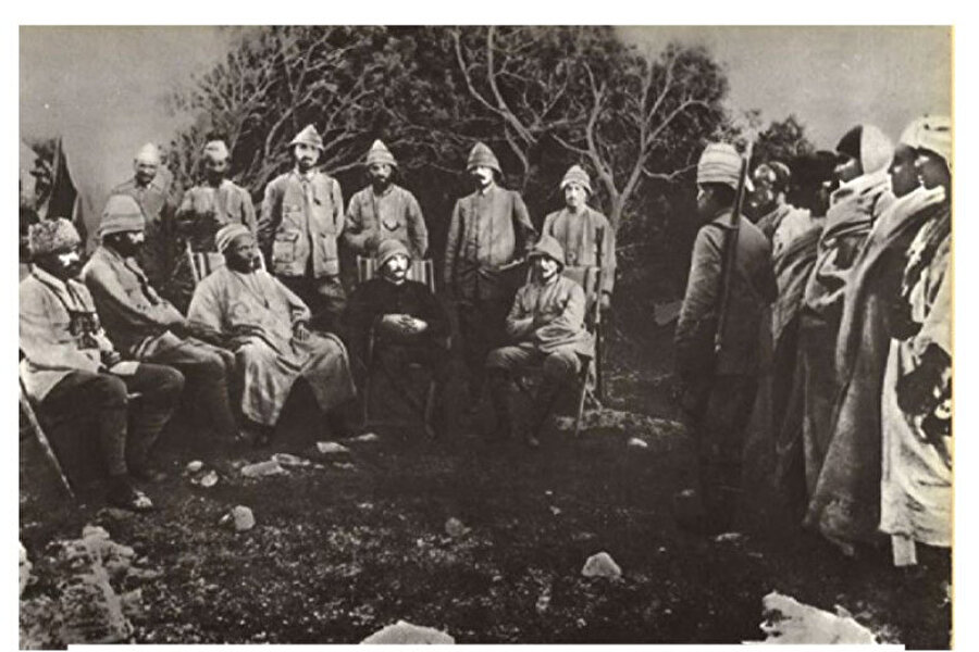 Türk askeri ve Ömer Muhtar aynı fotoğrafta mı?