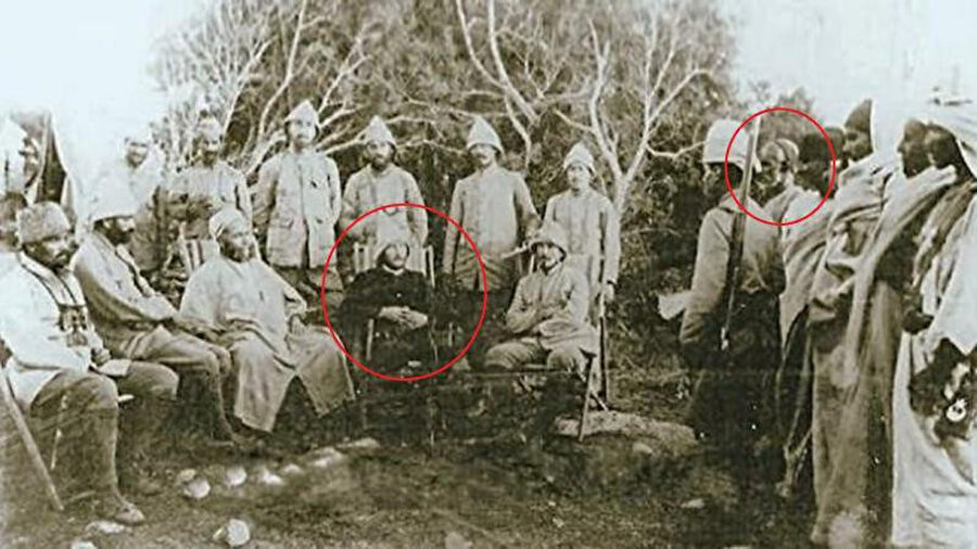 Fotoğrafta solda oturanlardan dördüncü kişi Mustafa Kemal, sağda ayaktakilerden beşinci kişi ise Ömer Muhtar.