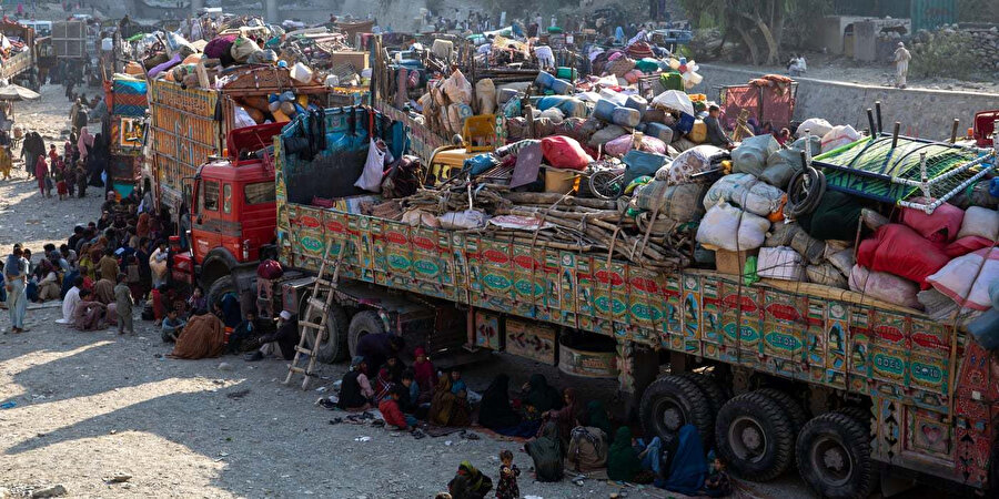 Binlerce Afgan, Pakistan'dan depremden etkilenen bölgelere olumsuz koşullar altında geri döndü.