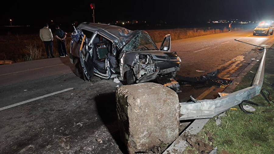 Erzurum’da direğe çarpan araç can aldı.