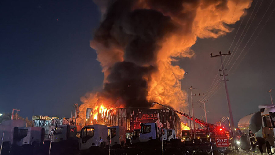 Kocaeli lojistik deposunda yangın