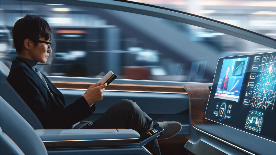 Otonom sürüş, YZ’siz mümkün değil; kameralar, lidar, radar ve sensörler, YZ ile çevredeki nesneleri algılıyor, kararlar alıyor ve rotayı optimize ediyor