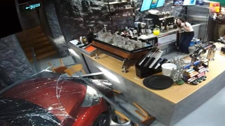 ​Ümraniye'de kontrolden çıkan otomobil kafeteryaya girdi.