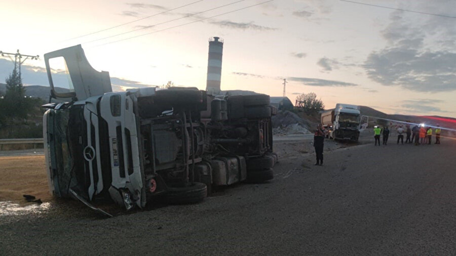 Karşı yola geçen tır, başka bir tıra çarptı: İki yaralı