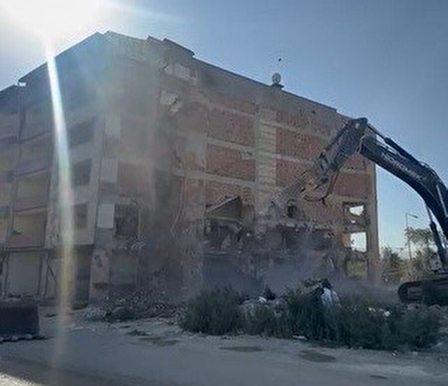 Hatay'da 6 katlı bina yıkıldı