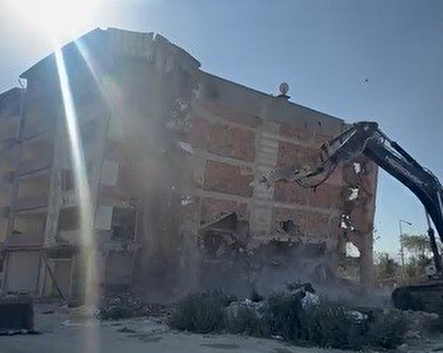 Hatay'da 6 katlı bina yıkıldı