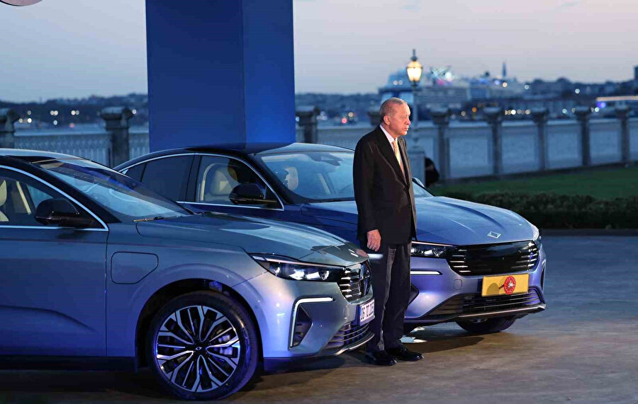 Cumhurbaşkanı Erdoğan'a Togg'un yeni modeli hediye edildi