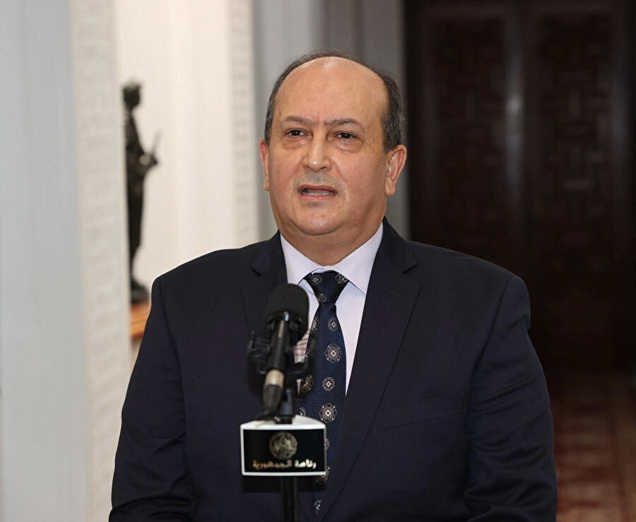 Tebbun'un, Sifi Garib'ten, Cezayir halkına hizmet etmeyi ve ulusal ekonomiyi ilerletmeyi önceliklendirmesini istediği belirtildi.