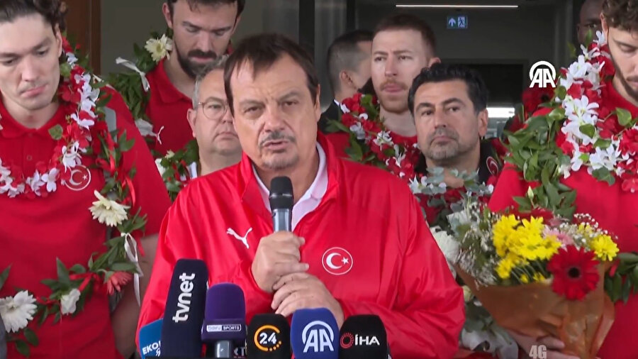 12 Dev Adam yurda döndü! Ergin Ataman gözyaşlarını tutamadı...