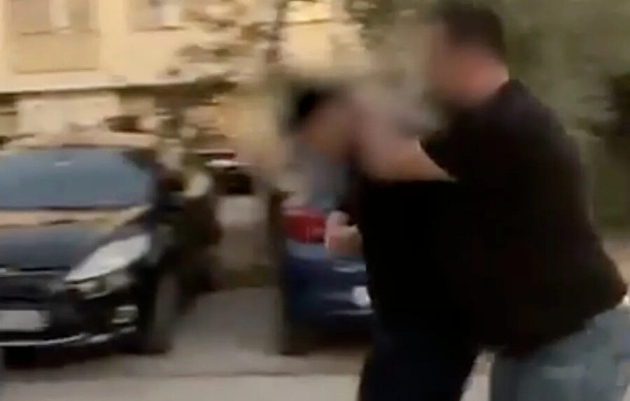 Kocaeli’nin Gebze ilçesinde; sokakta aşırı hız yapan sürücüyü uyaran babaya, okula götürdüğü çocuklarının gözü önünde tokat atan şüphelinin O.C. (33) olduğu tespit edilmiştir.