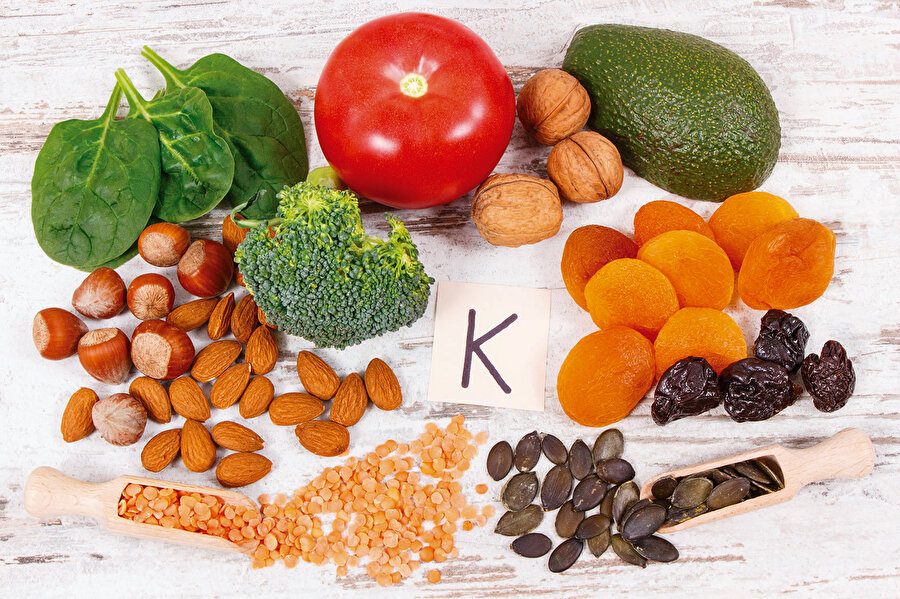 K vitamini uygulaması külliyen yanlıştır. Çünkü doğumdan sonra bebeğe verilen birkaç damla evde hazırlanmış turşu suyu, ihtiva ettiği bakteriler ile bebeğin bağırsaklarında sıhhatli bir mikrobiyota husule getirmeye ve fizyolojik olarak yeterli ve uygun K vitaminini temin etmesine kâfidir.