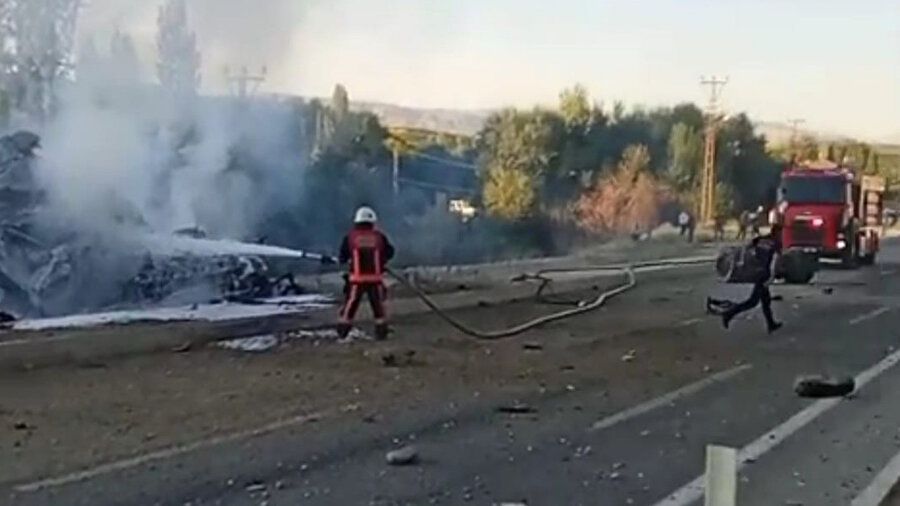 Feci kazada tırın freni patladı, otobüse çarptı: Çarpma anı kamerada