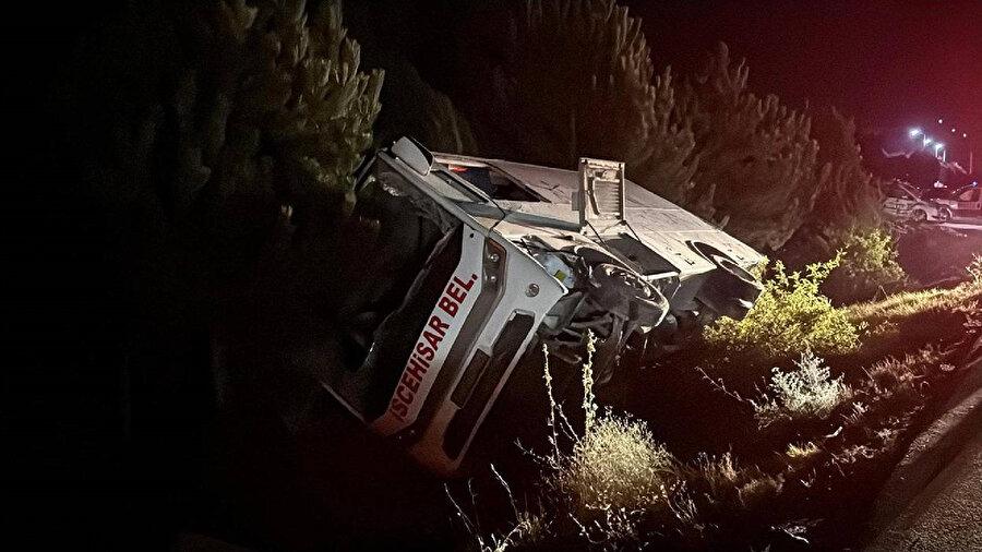 Yolcu midibüsü kayganlaşan yolda devrildi.