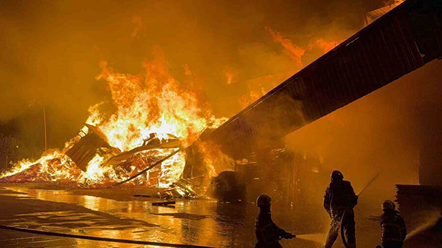 Samsun'da kereste fabrikasında yangın: Polis TOMA'ları müdahale ediyor