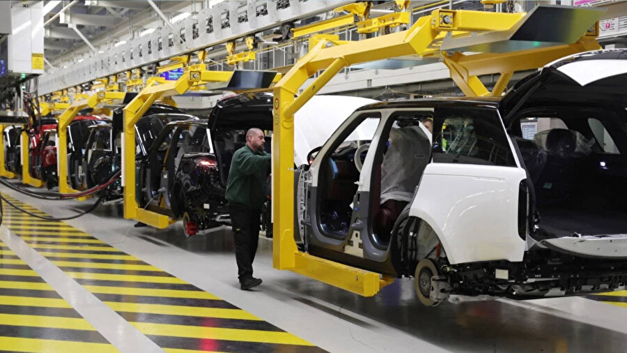 Jaguar Land Rover'da üretim durdu.