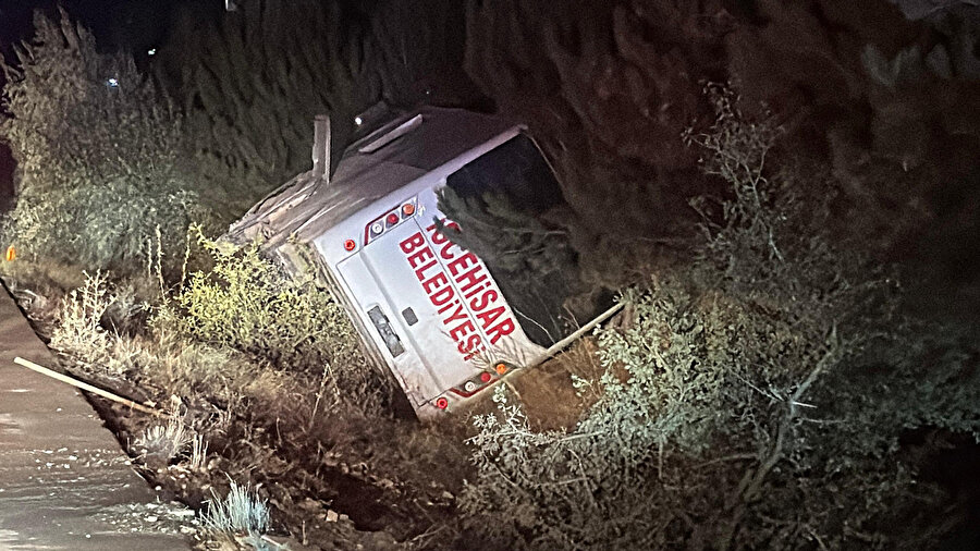 Afyonkarahisar'da yolcu midibüsü devrildi: 12 yaralı