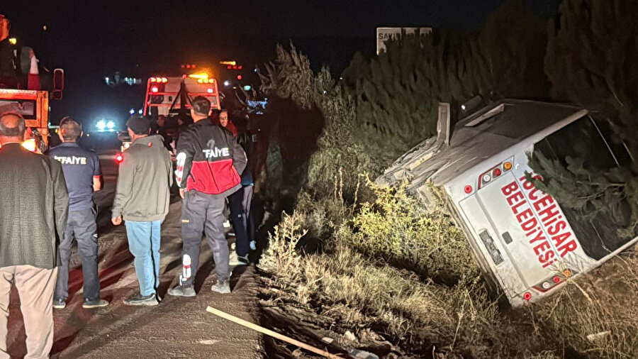 Afyonkarahisar'da yolcu midibüsü devrildi: 12 yaralın