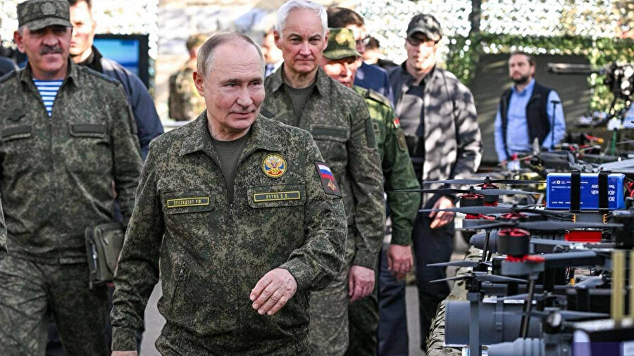 Askeri tatbikatı yakından inceledi