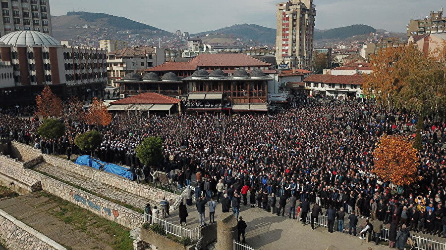 Muammer Zukorliç, Novi Pazar'daki İsa Bey Meydanı'nda binlerce kişinin katılımıyla kılınan cenaze namazının ardından toprağa verildi.