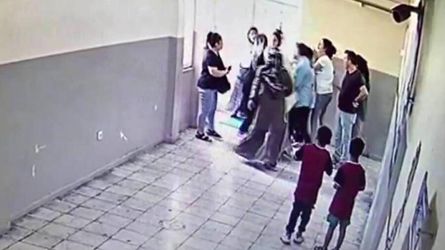 İki veli öğretmeni darp etti.