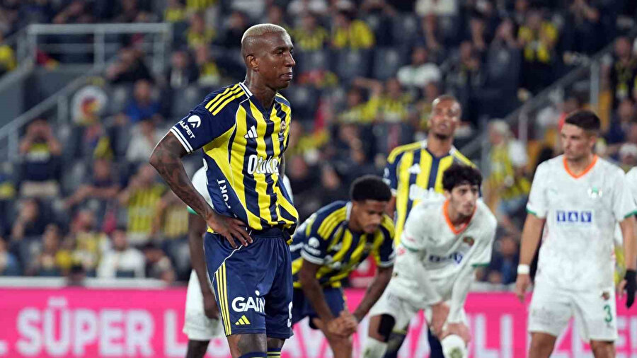 Kadıköy'de tansiyon yükseldi: Kaçan penaltı sonrası "Ali Koç istifa" sesleri yükseldi