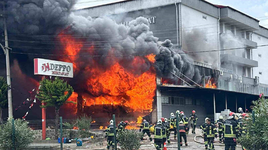 Trabzon’da AVM’deki yangın: Söndürme çalışmaları güçlükle sürdürülüyor