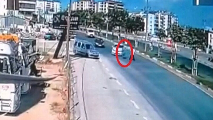 Kucağına aldığı oğluyla yolun karşısına geçerken otomobil çarptı: Biri ağır iki yaralı