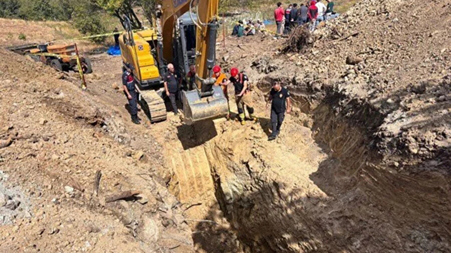 İsaca Mahallesi Sıdan Yaylası’nda bugün öğle saatlerinde havuz kazısı sırasında toprak kayması meydana geldi.
Bu sırada 2 kişi göçük altında kaldı. İhbar üzerine bölgeye sağlık, jandarma ve AFAD ekipleri sevk edildi. Ekiplerin yoğun çalışması sonucu toprak altında kalan kişilerin cansız bedenlerine ulaşıldı.
Olay, mahallede büyük üzüntüye neden olurken, jandarma ekipleri soruşturma başlattı.