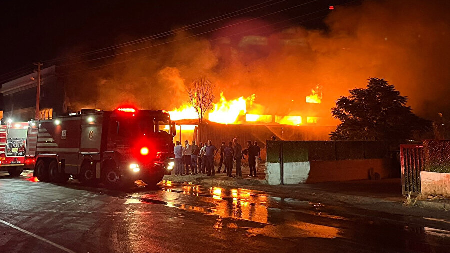 İzmir'de mobilya fabrikasında yangın: Alevler metrelerce yükseldi