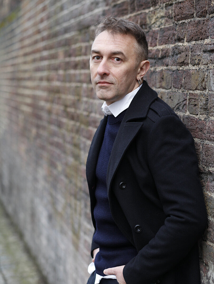 Eleştirmenler kendisini Erik Satie, Nino Rota ve the Penguin Café Orchestra gibi isimlerle bir arada anarlar.