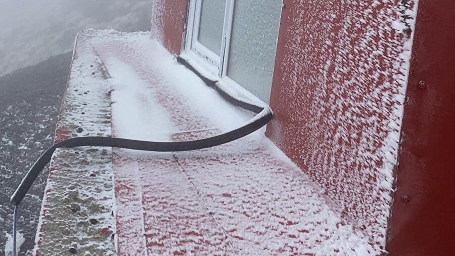 İlk kar yağışı Erzurum'da başladı: Çakmak dağı beyaza büründü