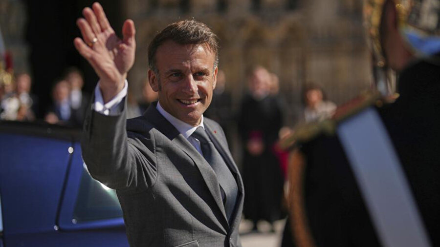 Macron'un X'ten yaptığı açıklama şöyle:
Az önce Filistin Yönetimi Başkanı Mahmud Abbas ile görüştüm.
Öncelikle, Rue des Rosiers’de gerçekleşen korkunç terör saldırısının başlıca faillerinden birinin yakalanmasını sağlayan mükemmel iş birliği için kendisine teşekkür ettim. Söz konusu kişinin mümkün olan en kısa sürede iadesini sağlamak üzere birlikte çalışmak konusunda mutabık kaldık.
Gazze’de ve genel olarak Filistin topraklarında yaşanan son derece acil durum nedeniyle, Başkan Abbas’a Pazartesi günü New York’ta Filistin Devleti’ni tanıma niyetimi bir kez daha ifade ettim.
Bu tanıma kararı, hem İsraillilerin hem de Filistinlilerin güvenlik ve barış yönündeki beklentilerini karşılamayı amaçlayan kapsamlı bir barış planının parçasıdır.
Ayrıca Filistin Yönetimi’ne yönelik taleplerimizi de yineledim. Bu bağlamda, Başkan Abbas Filistin yönetimini yenilemek ve gelecekteki Filistin Devleti’nin istikrarını sağlamak için gerekli reformları hayata geçirme kararlılığını teyit etti. Fransa, bu süreçte Filistin makamlarının yanında olmaya devam edecektir.
Bu taahhütlerin yerine getirilmesini, tüm bölgenin güvenliği ve istikrarı için garanti altına alacağız.
Ayrıntılar geliyor...