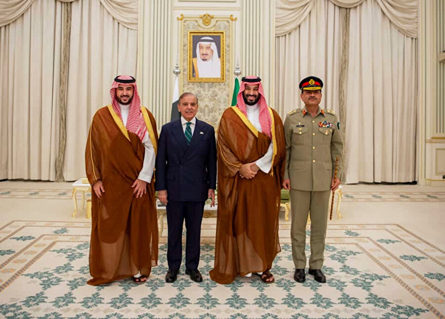 Soldan sağa: Suudi Arabistan Savunma Bakanı Halid bin Selman, Pakistan Başbakanı Şehbaz Şerif, Suudi Arabistan Veliaht Prensi Muhammed bin Selman ve Pakistan Kara Kuvvetleri Komutanı Mareşal Asım Münir.