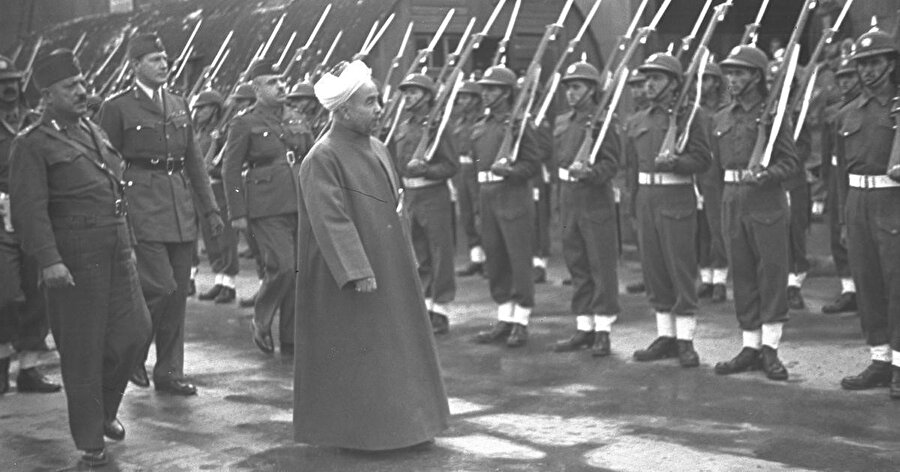 Ürdün Kralı Abdullah, Hayfa Limanı'nda Arap Lejyonunu denetliyor.