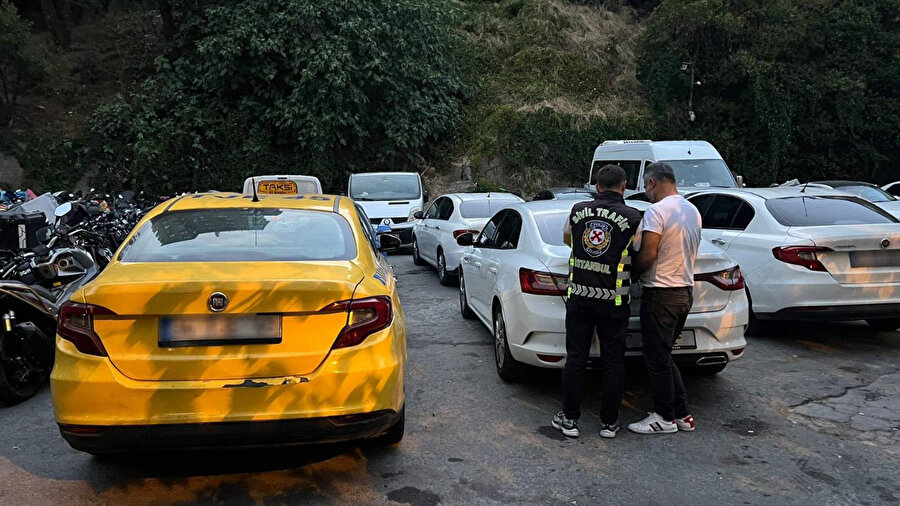Ambulans çıkışına park skandalı: Taksiciye ceza yağdı