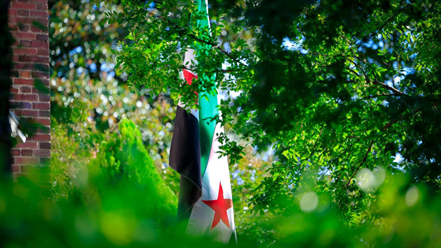 Suriye bayrağı göndere çekildi.