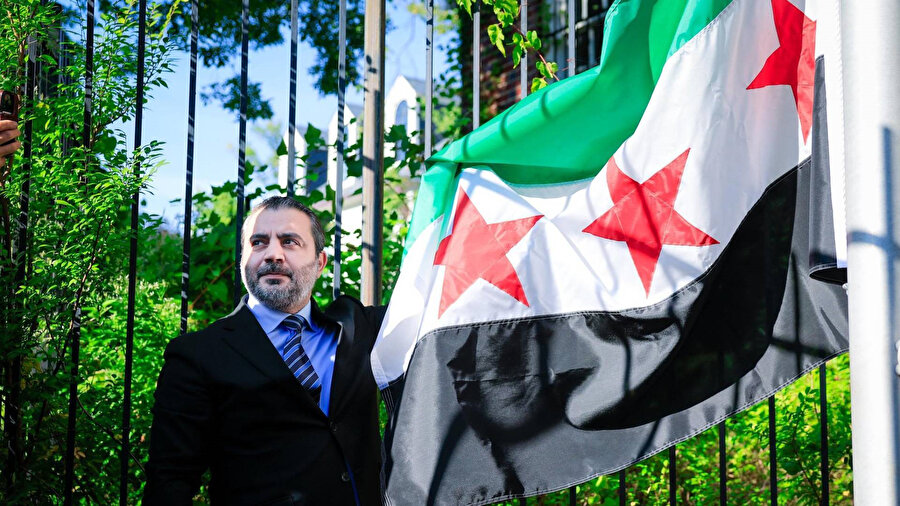Suriye bayrağı Washington'da göndere çekildi.