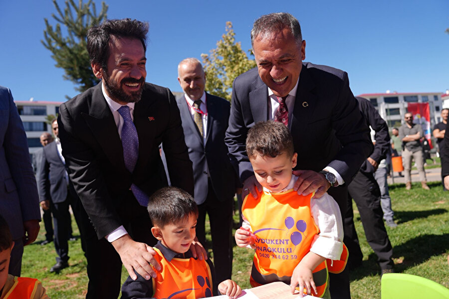 Kültür ve Turizm Bakan Yardımcısı Batuhan Mumcu, Bingöl Kentpark’ta şenlik için hazırlanan alanları ziyaret etti. 