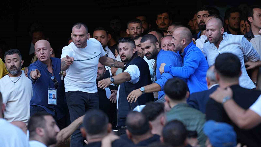Fenerbahçe'de seçim sonuçları öncesinde tribünde gerginlik: Başkan adaylarının taraftarları arasında arbede