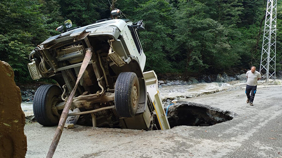 Artvin'de yolun çökmesi sonucu oluşan çukura düşen kamyonun sürücüsü yaralandı
