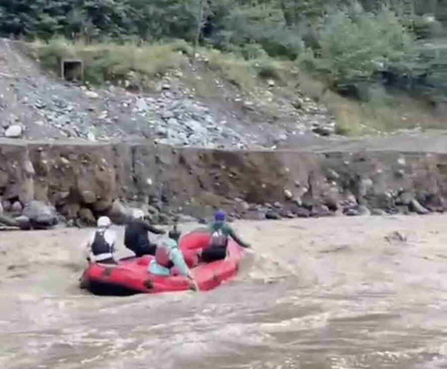 Tehlike umurlarında değil! Rize’de sele rağmen rafting keyfi